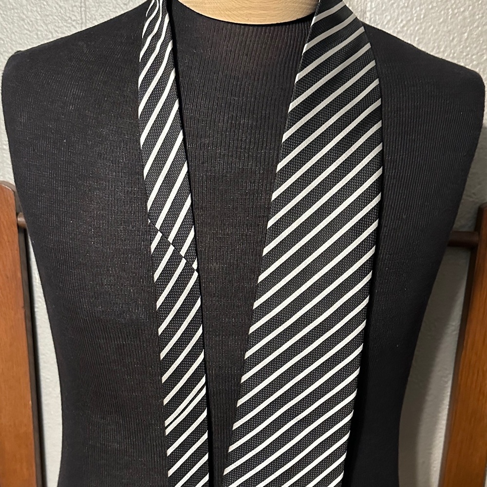 AUTHENTIC DAVID SADDLER 100% SILK NECKTIE TIE BLACK & SILVER STRIPE